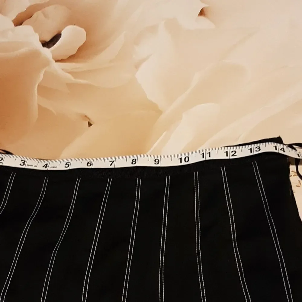 NWOT Central Fall Women Flair Black with White Lines Size 4